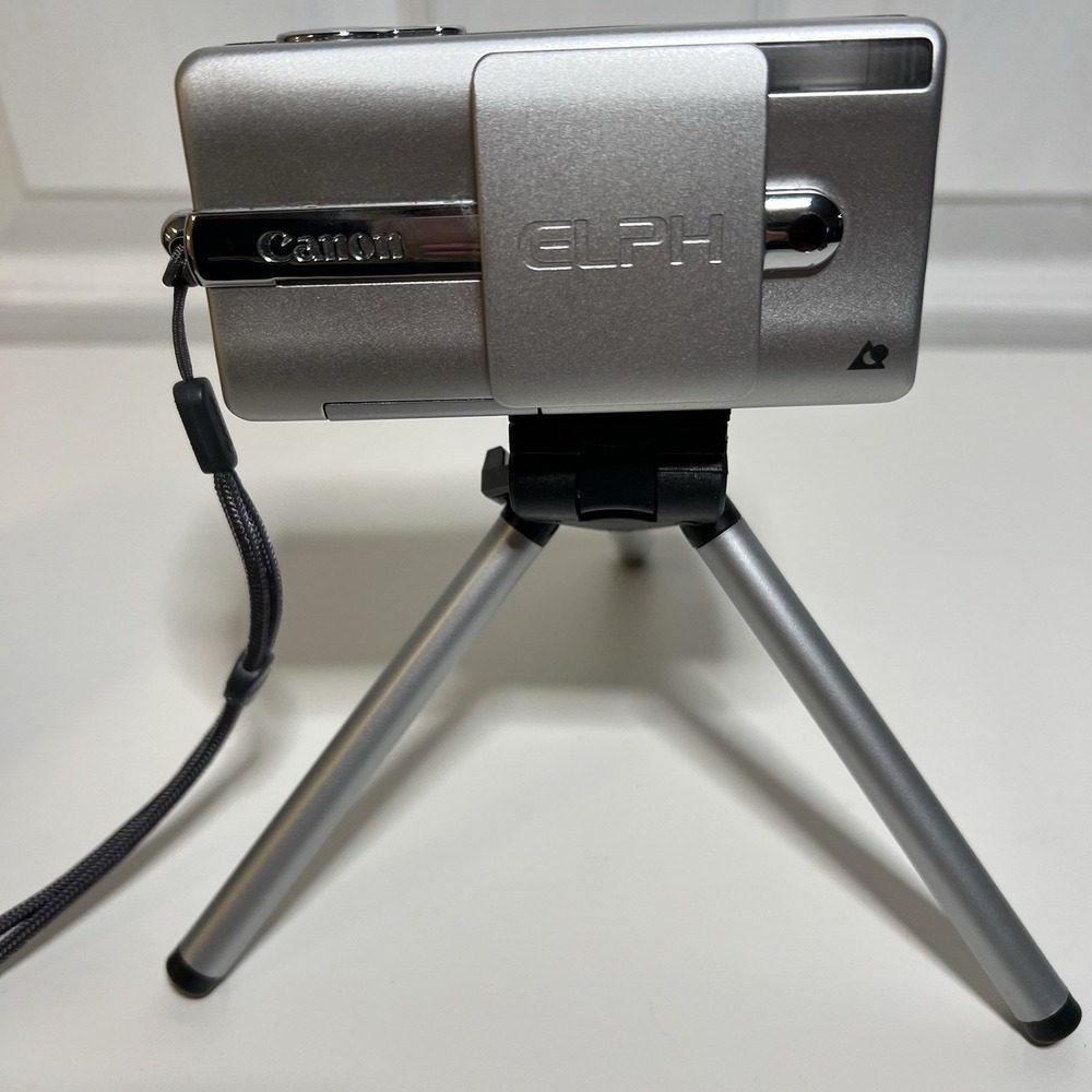 CANON ELPH Z3 COMPACT DIGITAL APS POINT & SHOOT FILM‎ CAMERA W Tripod - Untested